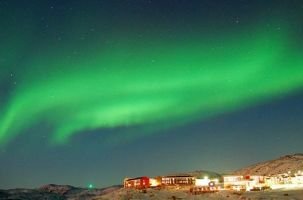 Se nordlyset danse hen over dig og landskabet