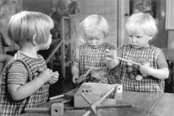 Tre børn leger med Connector i en børnehave fra 50'erne. Samlingen består af mange historiske billeder. En del af disse er scannet ind og er derfor tilgængelige på nettet.