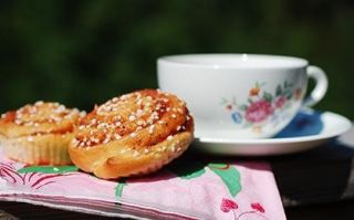 Kaffeservering Kom in och njut av en kopp kaffe och en kanelbulle. Kaffeservering när kyrkan är öppen. Onsdag-lördag kl. 10-16.